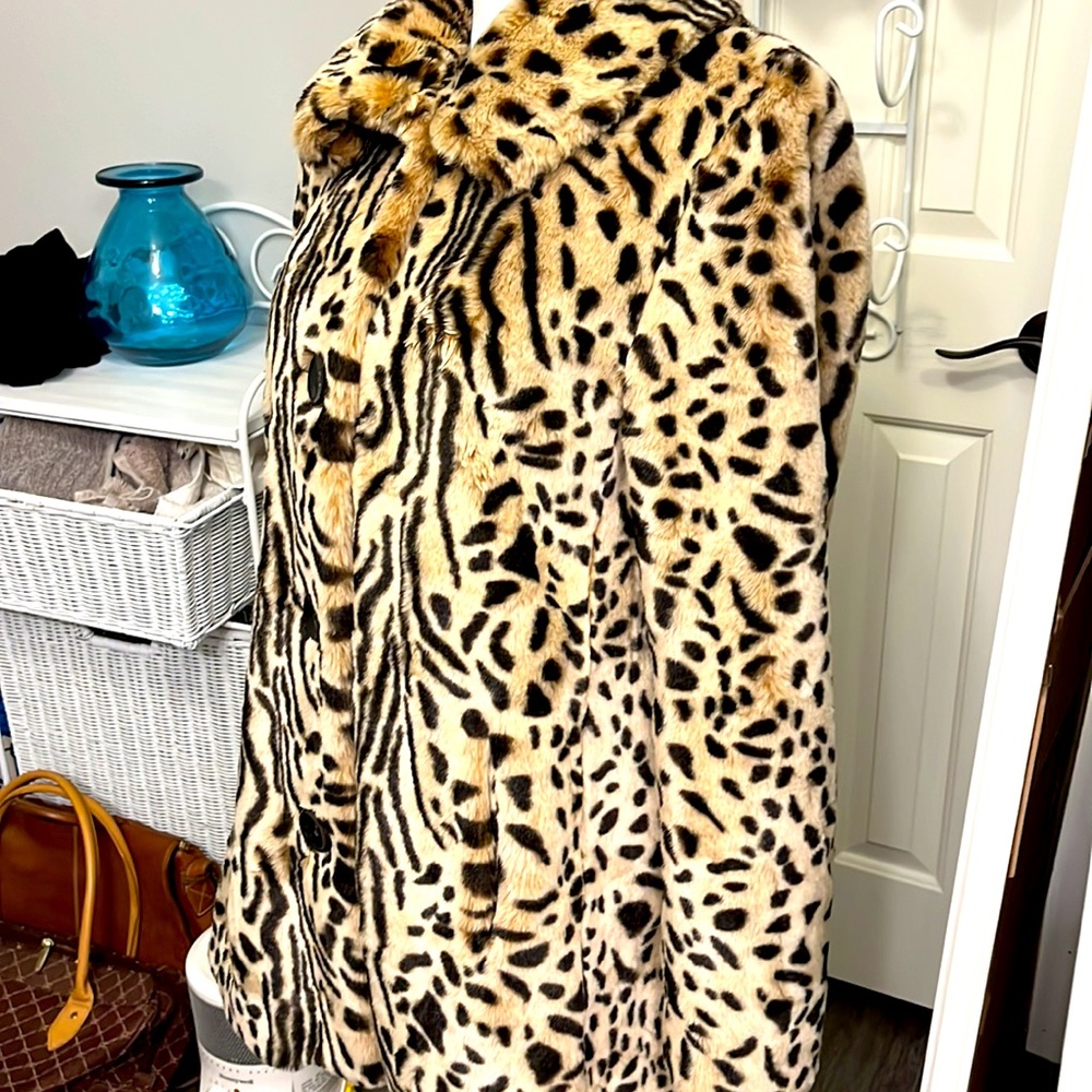 Gallery Leopard Faux Fur Coat EUC - Picture 3 of 9